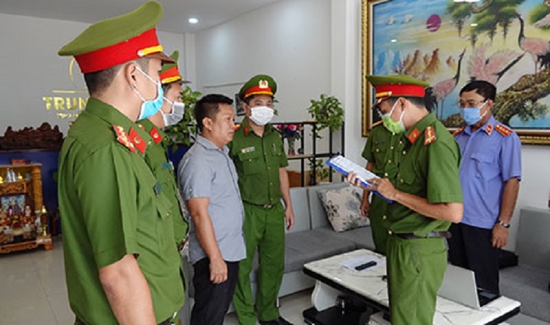 Đọc lệnh bắt tạm giam Cao Đức Trung (Ảnh: CA cung cấp)