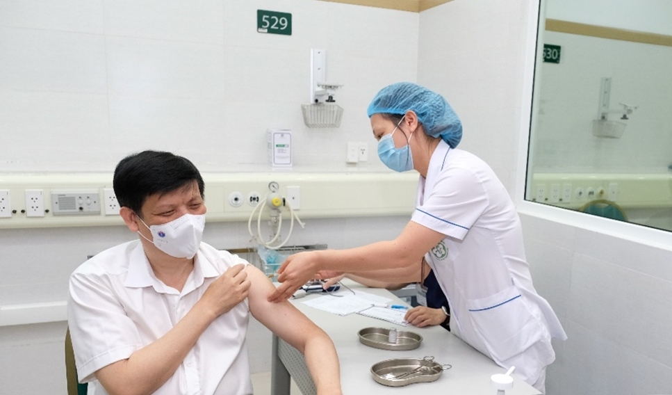 bo truong bo y te nguyen thanh long tiem vaccine covid-19 cua astrazeneca hinh anh 1