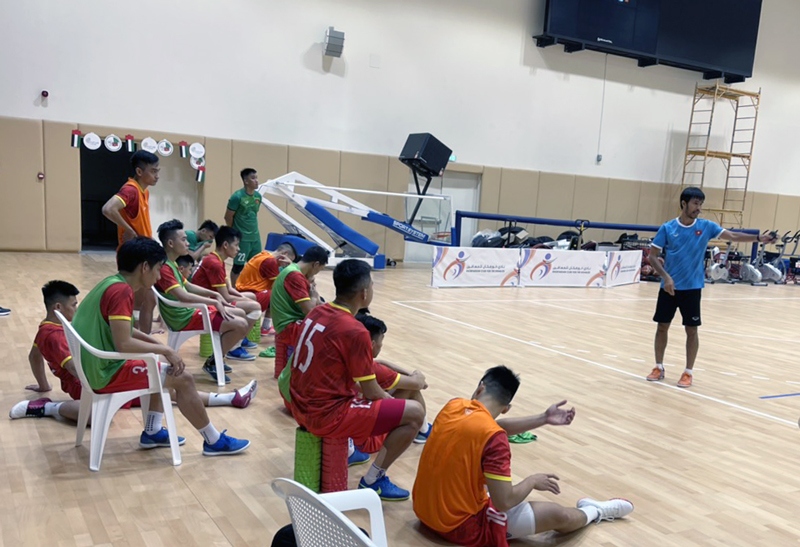 lanh dao Dai su quan viet nam tai uae toi tham Dt futsal viet nam hinh anh 3