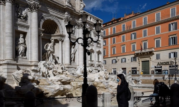 Du khách tại thủ đô Rome của Italy. Ảnh: The Guardian