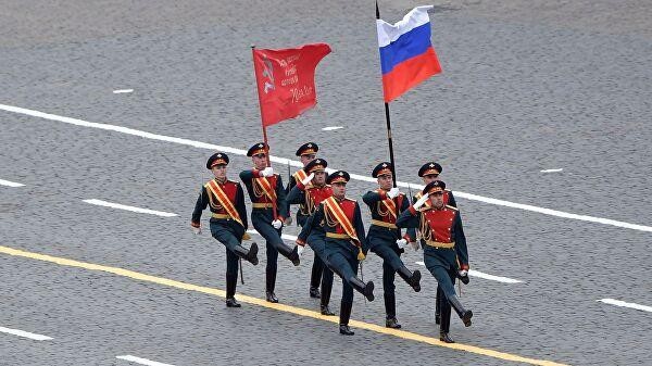 Sau khi Tổng thống Putin kết thúc bài phát biểu, lễ duyệt binh bắt đầu. Ảnh: RIA Novosti