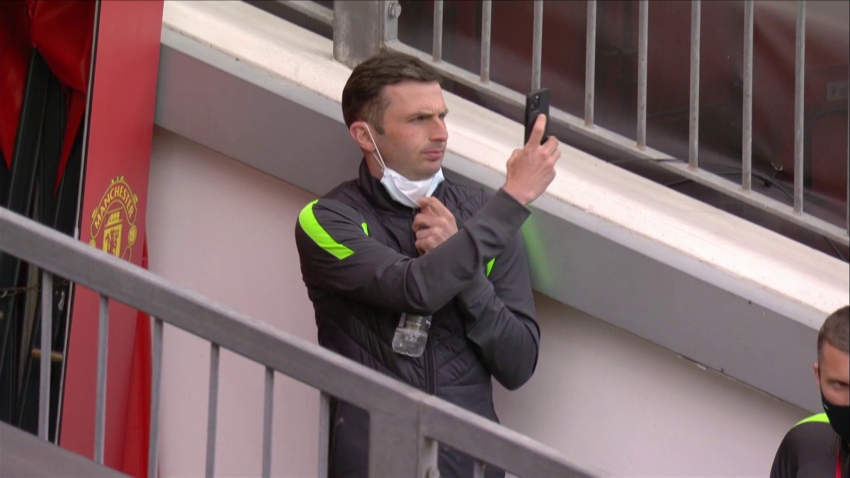 Trọng tài Michael Oliver bên trong sân Old Trafford. (Ảnh: United Journal)