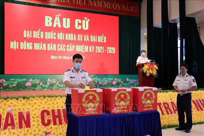 Ba Ria - Vung Tau province holds early election of deputies to the National Assembly and grassroots-level Poeple's Councils for 2021-2026 for those on off-shore missions. (Photo: VNA)