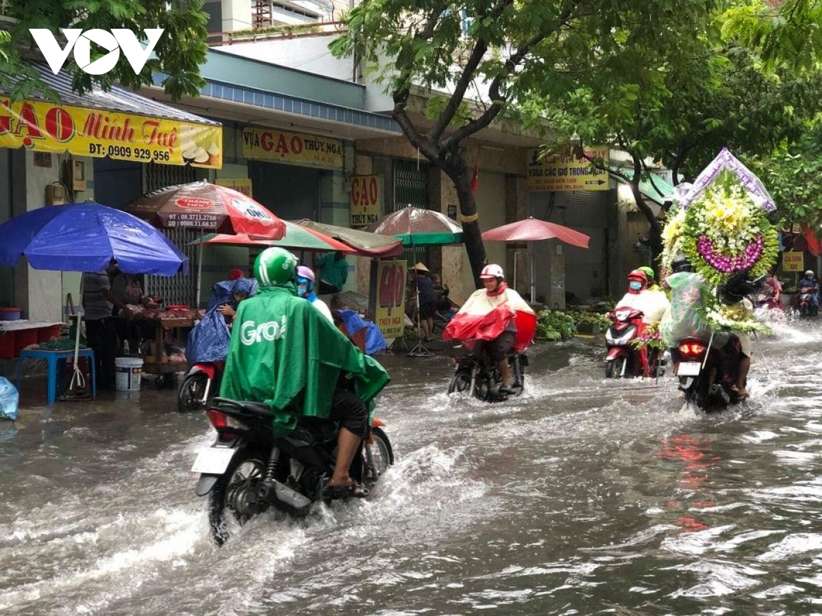 torrential rain disrupts daily life in hcm city picture 4