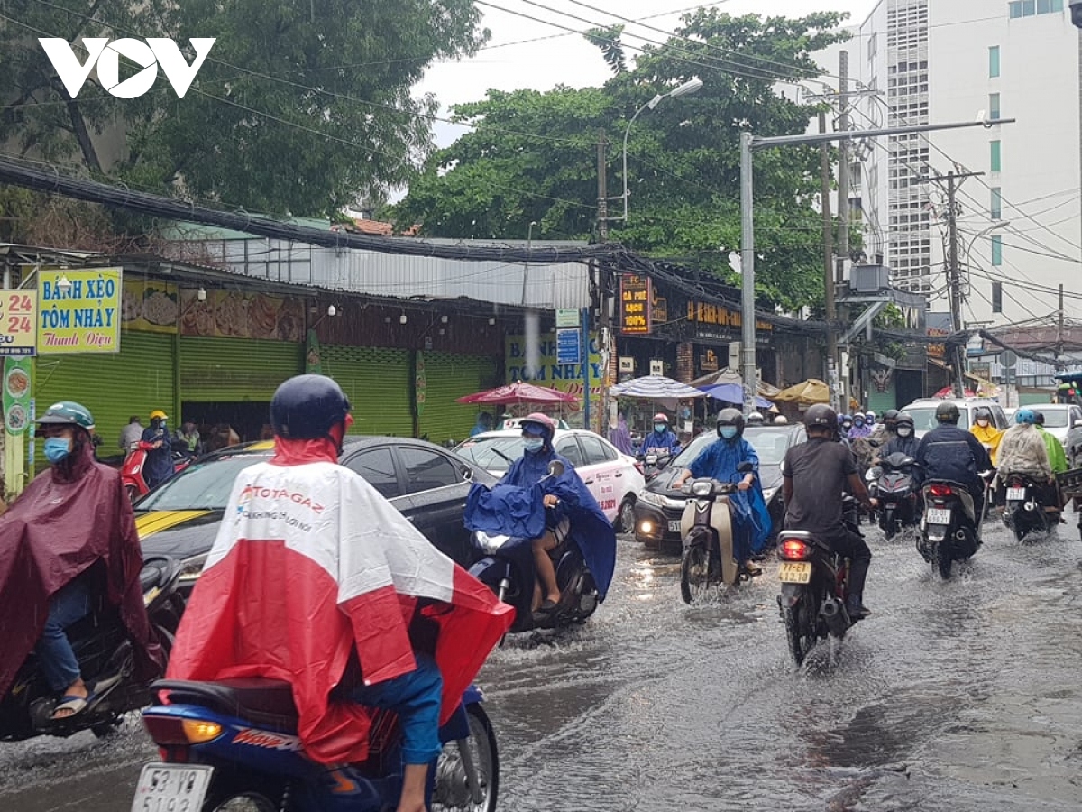 torrential rain disrupts daily life in hcm city picture 6