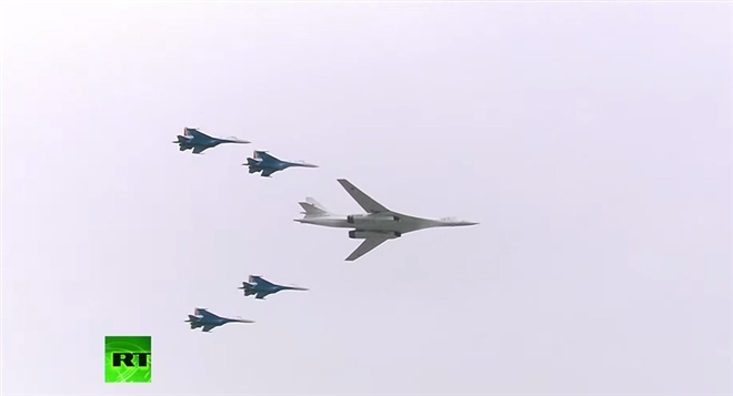 Đội hình oanh tạc cơ chiến lược Tu-160 và 4 tiêm kích Su-35S. Ảnh: RT.