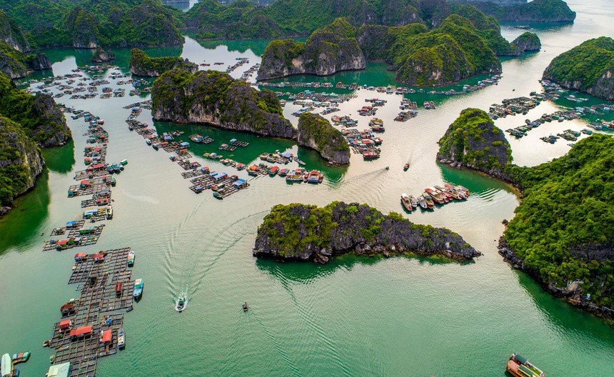 Ha Long Bay was originally recognised as a World Natural Heritage by UNESCO back in 1994 and was later re-recognised for the second time in 2000. Upon paying a visit to the site, tourists seem to get lost in a fantasy world. (Photo: Tran Quy)