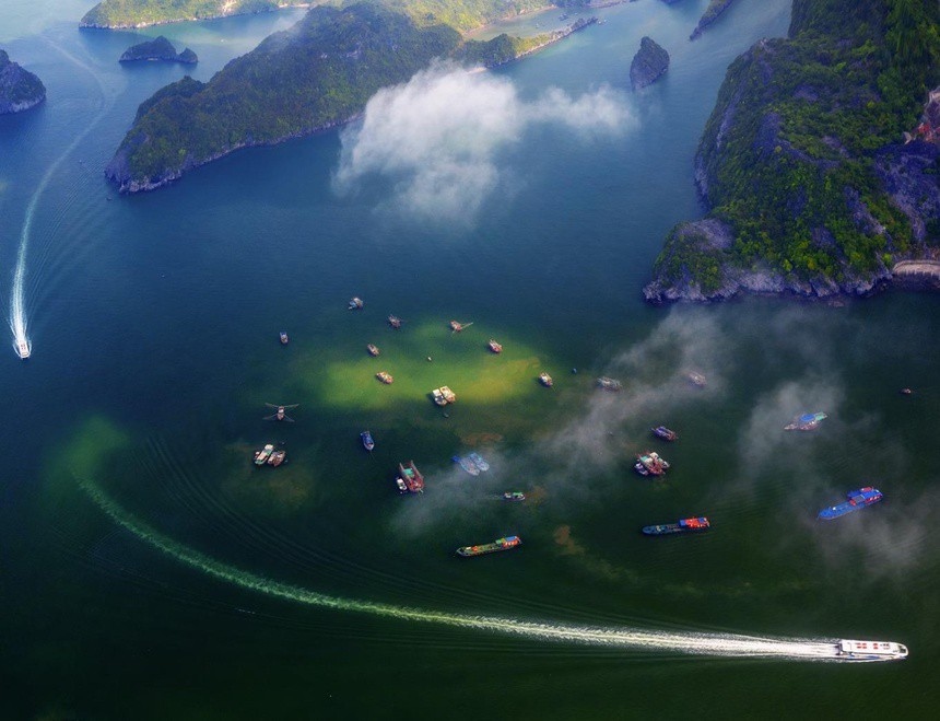 Along with sites such as Nha Trang Bay and Lang Co Bay, Ha Long Bay represents one of the 29 “paradise” bays listed as part of the “World’s Most Beautiful Bays Clubs – World Bays” in 2003. (Photo: Nguyen Tuan)