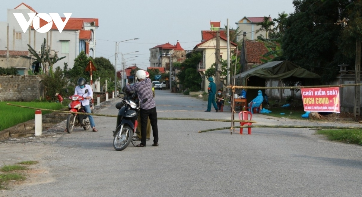 Huyện Lý Nhân lập chốt kiểm dịch COVID-19 ở thôn Quan Nhân. Ảnh: CTV Giang Nam.