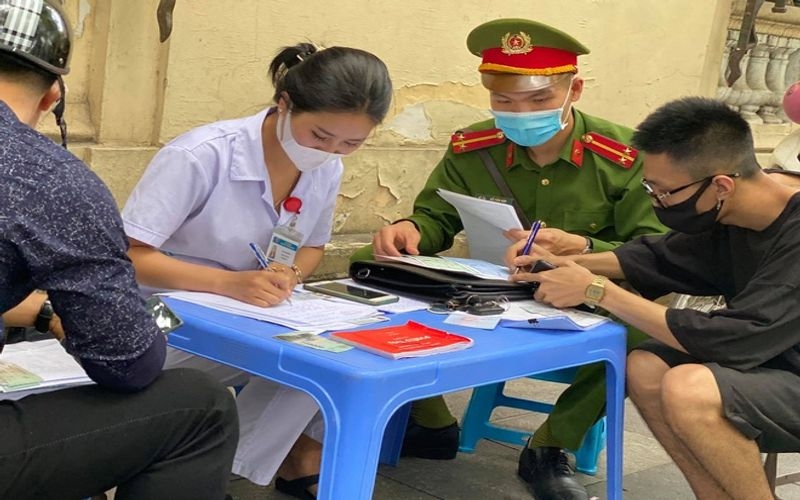 more than 100 people fined for not wearing face masks in ha noi picture 1