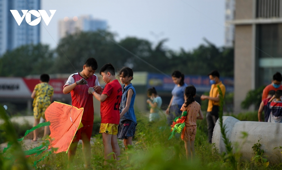 public gatherings continue in hanoi despite covid-19 restrictions and case surge picture 11