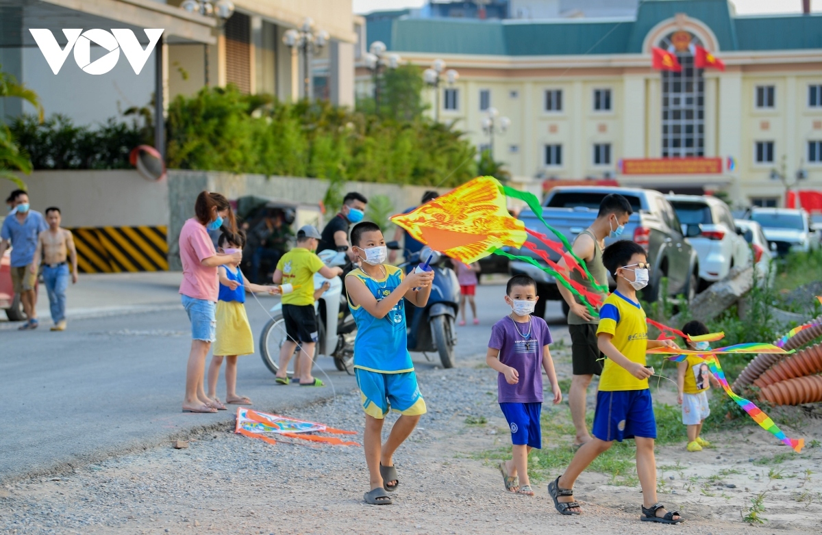 public gatherings continue in hanoi despite covid-19 restrictions and case surge picture 12