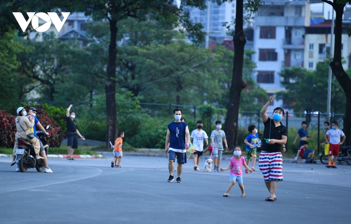 public gatherings continue in hanoi despite covid-19 restrictions and case surge picture 13