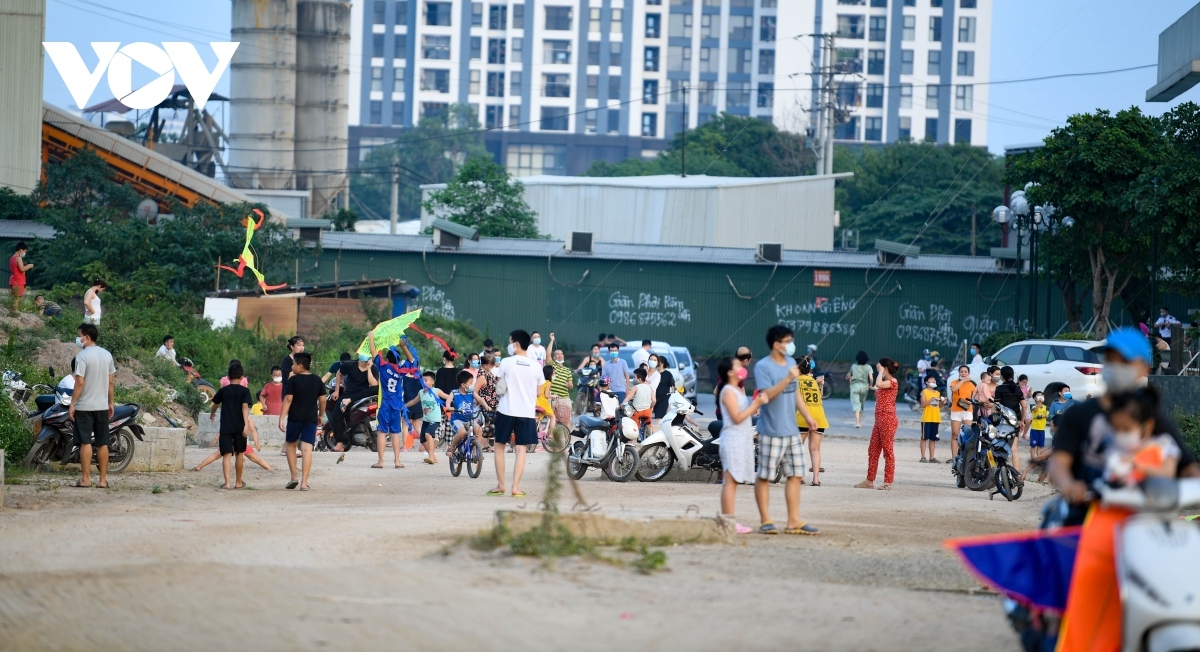 public gatherings continue in hanoi despite covid-19 restrictions and case surge picture 1