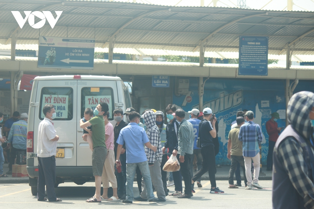 bus stations packed with returnees after national holiday picture 3
