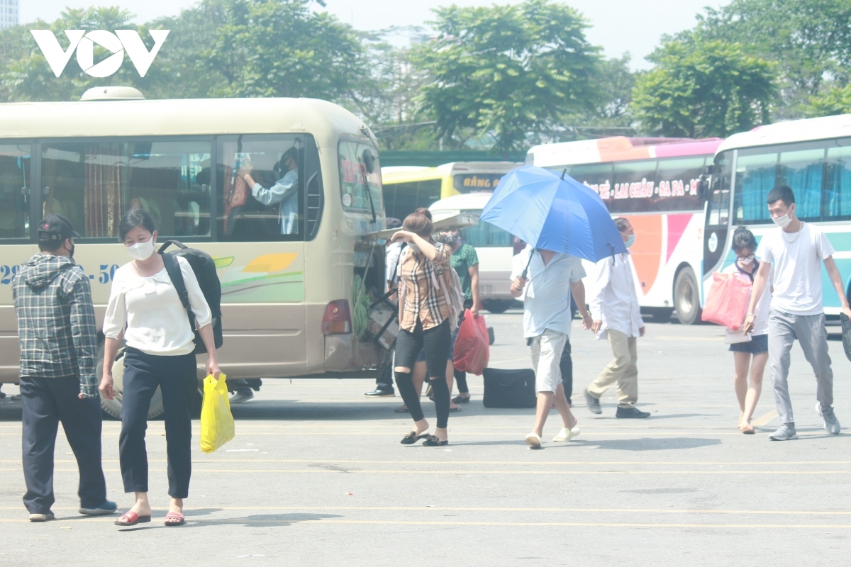 bus stations packed with returnees after national holiday picture 4