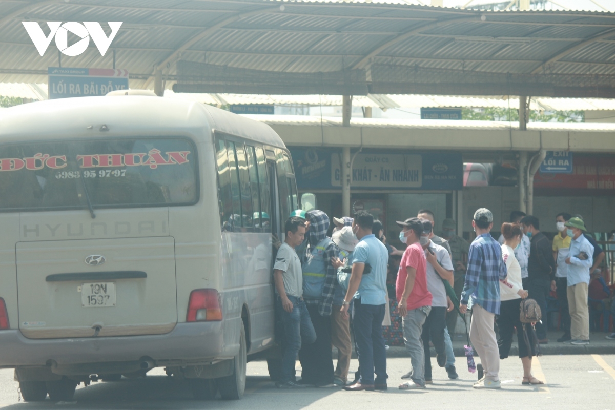 bus stations packed with returnees after national holiday picture 5