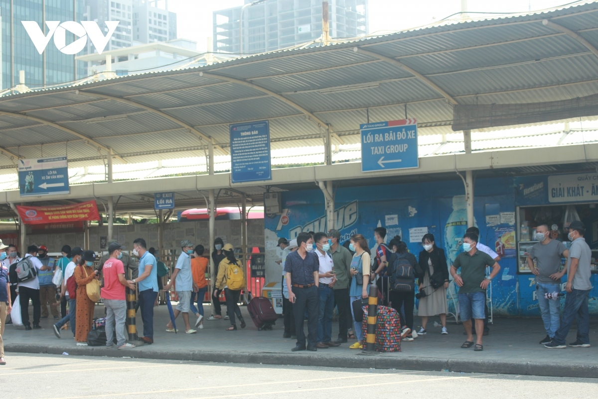 bus stations packed with returnees after national holiday picture 6