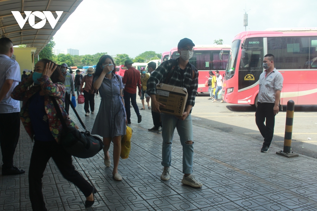 bus stations packed with returnees after national holiday picture 7