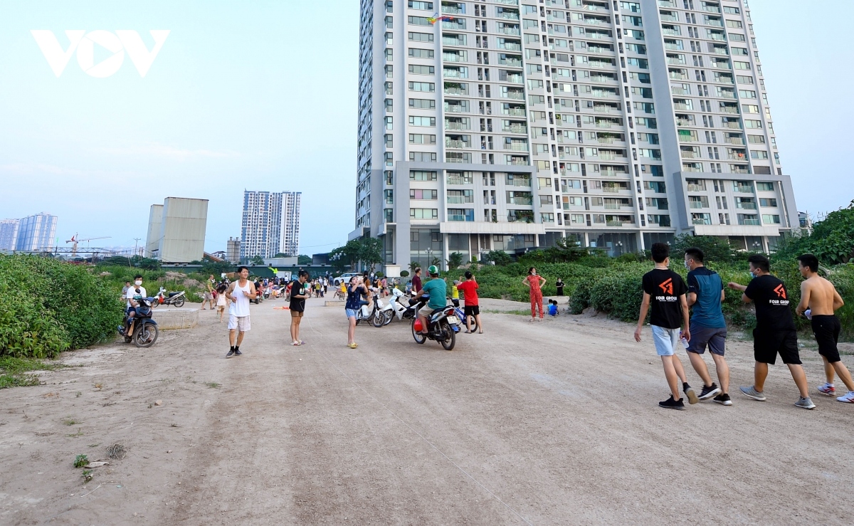 public gatherings continue in hanoi despite covid-19 restrictions and case surge picture 7