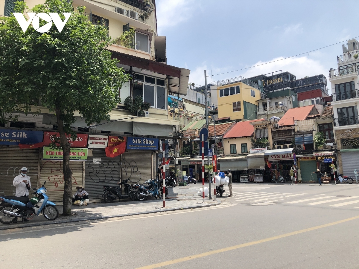 business outlets in hanoi forced to close due to covid-19 impact picture 1