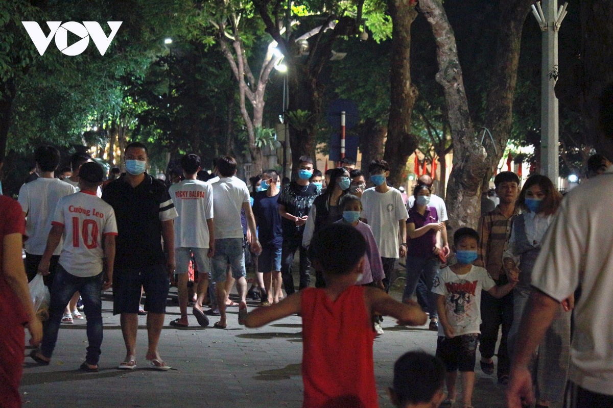 hanoi pedestrian streets still crowded, people defy covid-19 rules picture 1