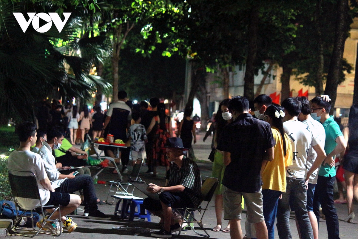 hanoi pedestrian streets still crowded, people defy covid-19 rules picture 10