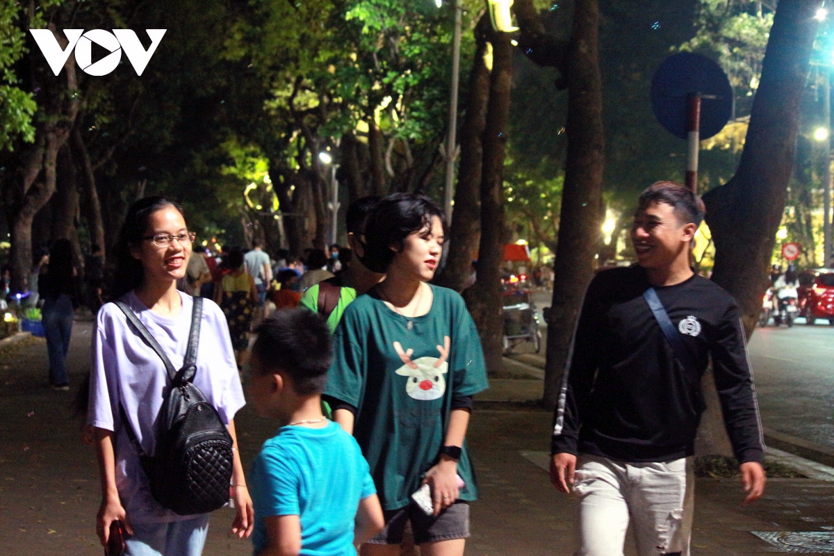 hanoi pedestrian streets still crowded, people defy covid-19 rules picture 5