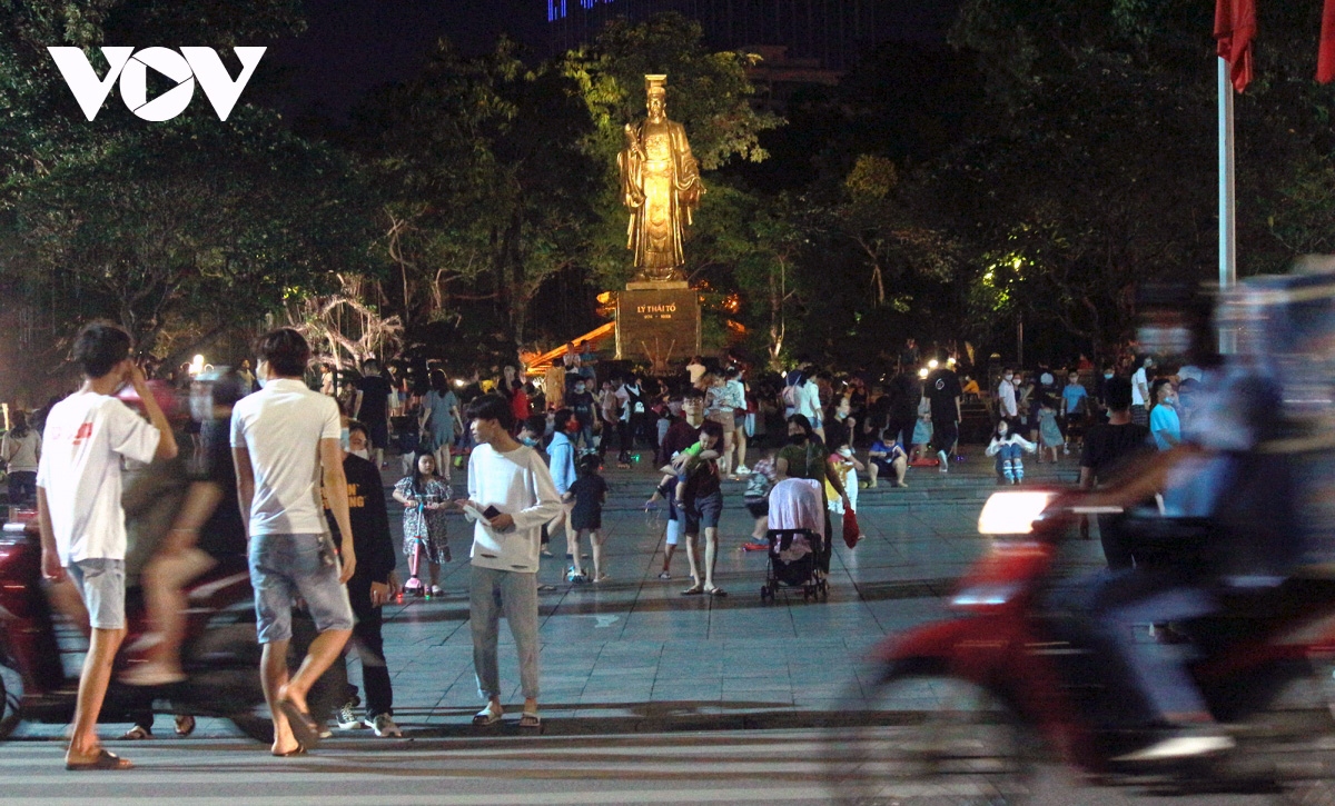 hanoi pedestrian streets still crowded, people defy covid-19 rules picture 6