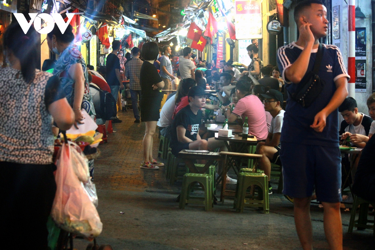 hanoi pedestrian streets still crowded, people defy covid-19 rules picture 7