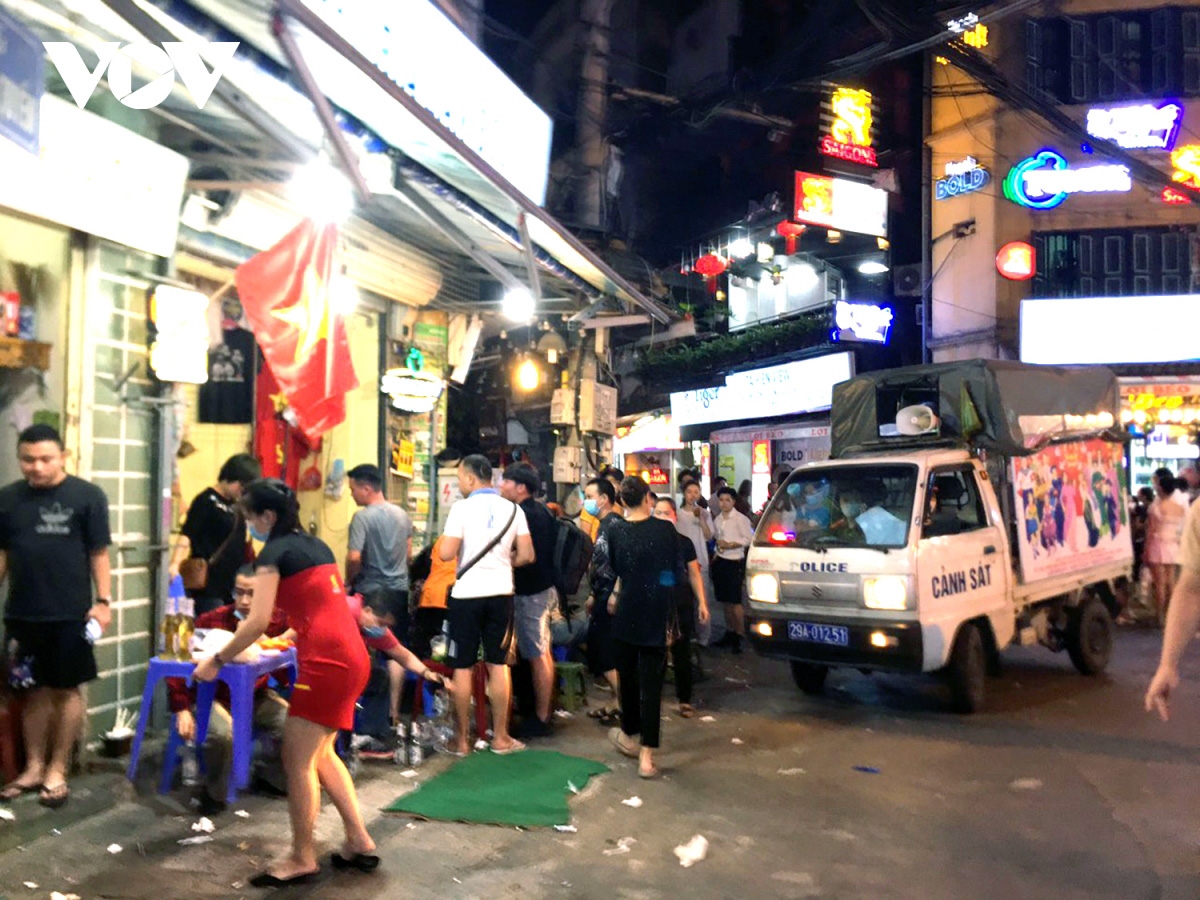 hanoi pedestrian streets still crowded, people defy covid-19 rules picture 8