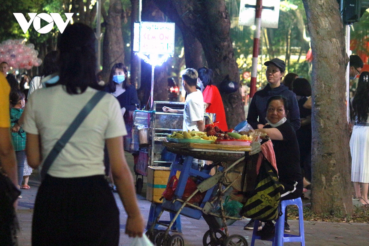 hanoi pedestrian streets still crowded, people defy covid-19 rules picture 9