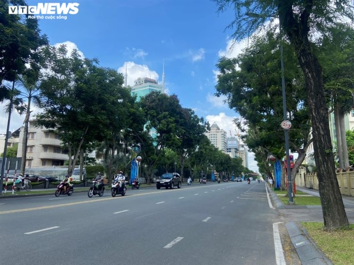 social distancing order leaves hcm city deserted picture 2