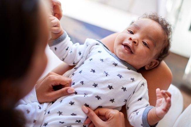 Trẻ từ sơ sinh đến ba tháng tuổi: Việc phát hiện khiếm thính bẩm sinh ở trẻ sơ sinh thường rất khó vì các bé chưa có nhiều phản ứng với môi trường xung quanh. Trẻ sơ sinh khiếm thích thường không phản ứng với âm thanh, không thể nhận diện mọi người bằng giọng nói và không nín khóc khi được ru, dỗ dành.