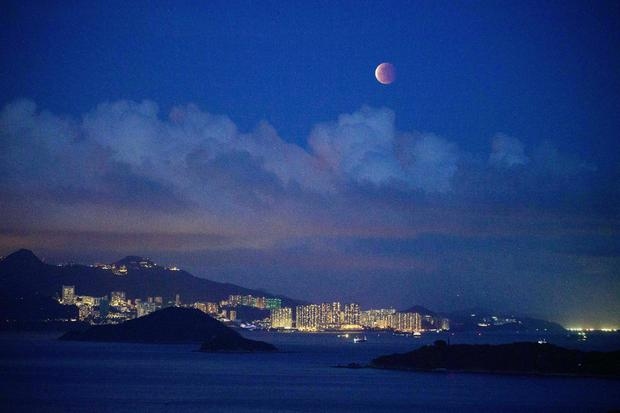 Hiện tượng nguyệt thực toàn phần trên bầu trời Hong Kong (Trung Quốc) đêm 26/5. Ảnh: Getty Images