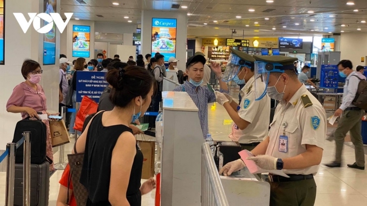 noi bai international airport temporarily halts receiving passengers picture 1