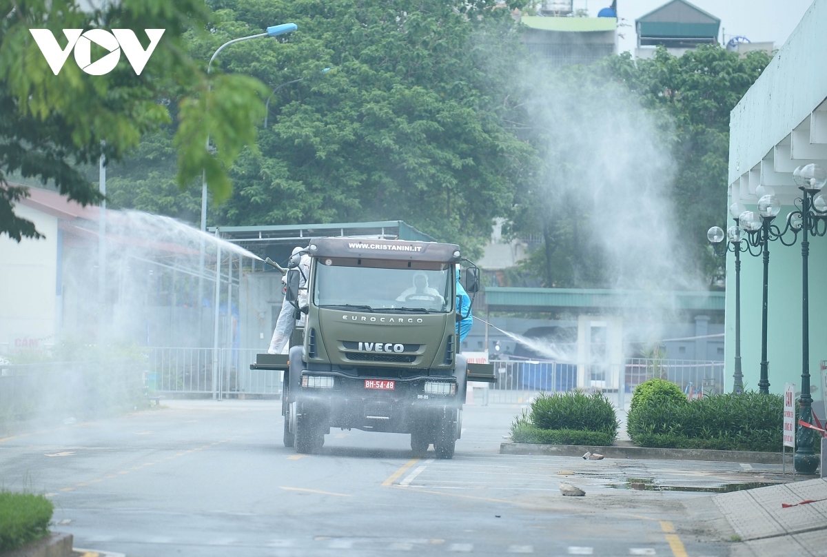 military forces spray disinfectant at k hospital s tan trieu medical facility picture 10
