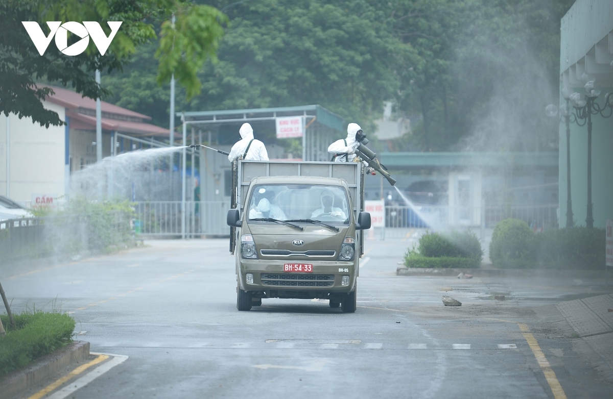 military forces spray disinfectant at k hospital s tan trieu medical facility picture 11