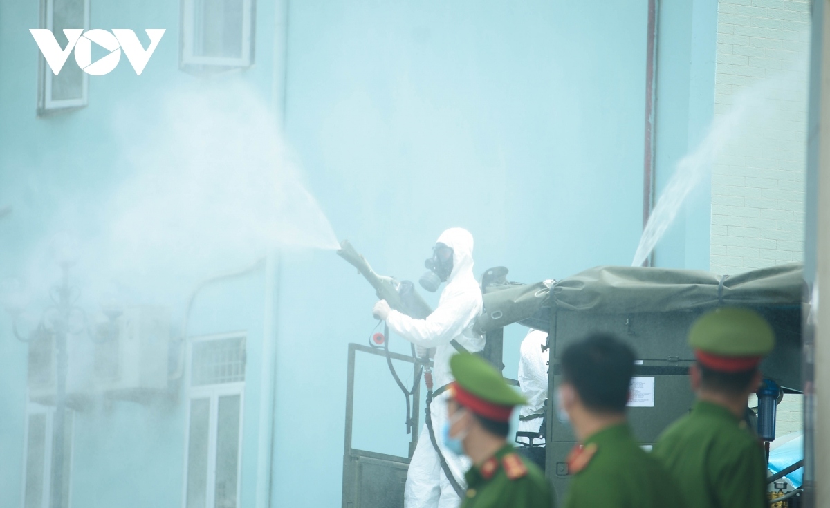 military forces spray disinfectant at k hospital s tan trieu medical facility picture 12