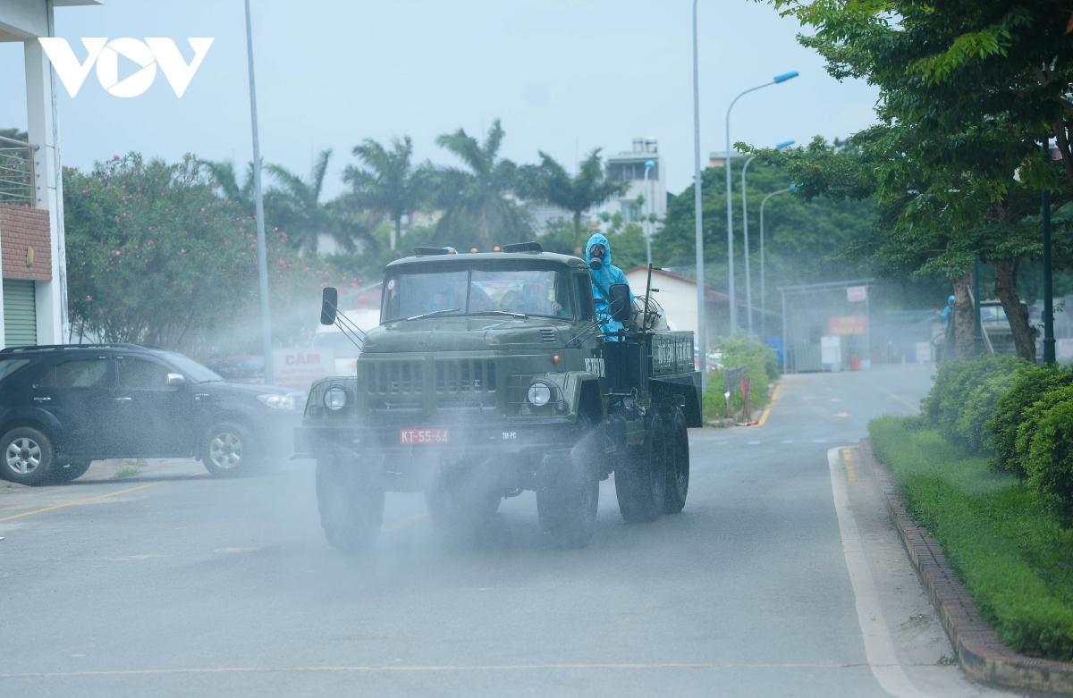 military forces spray disinfectant at k hospital s tan trieu medical facility picture 13