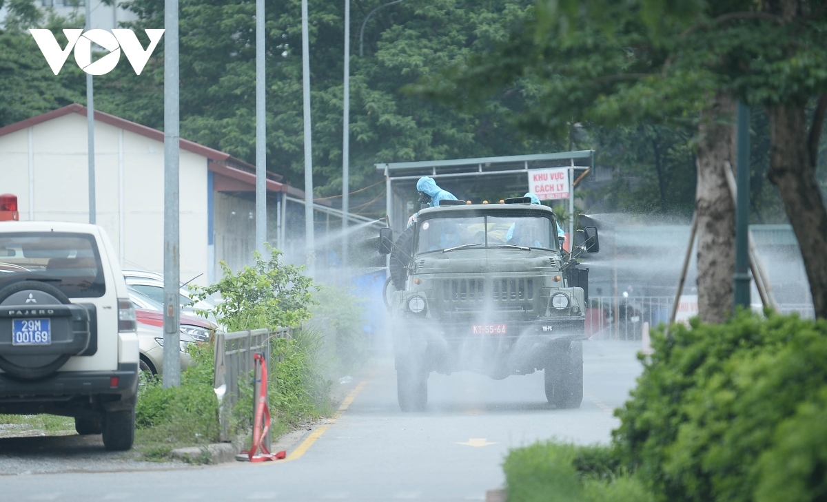 military forces spray disinfectant at k hospital s tan trieu medical facility picture 16