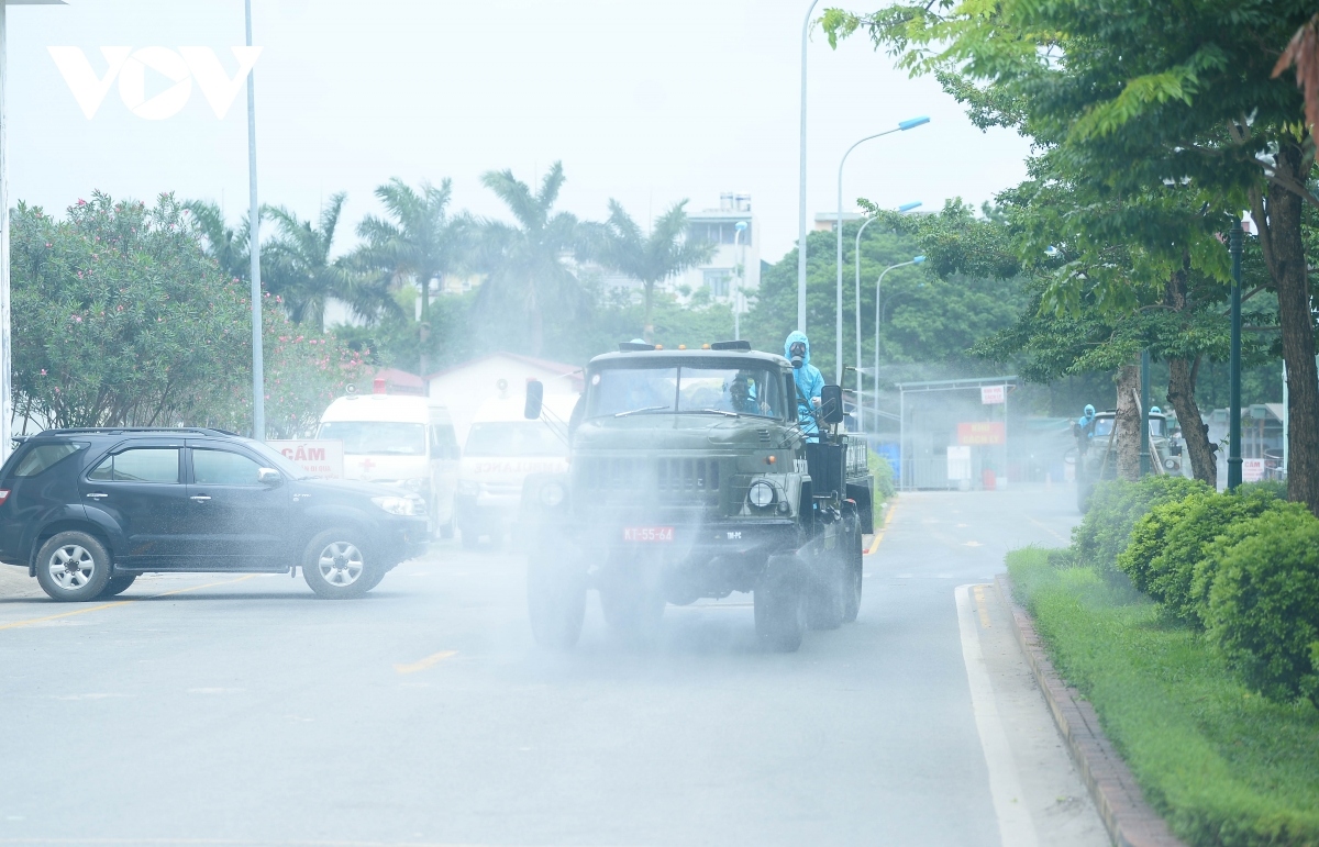 military forces spray disinfectant at k hospital s tan trieu medical facility picture 17