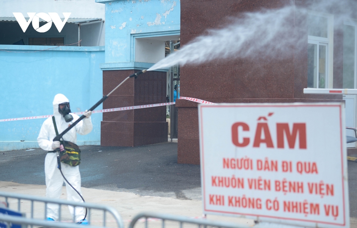 military forces spray disinfectant at k hospital s tan trieu medical facility picture 19