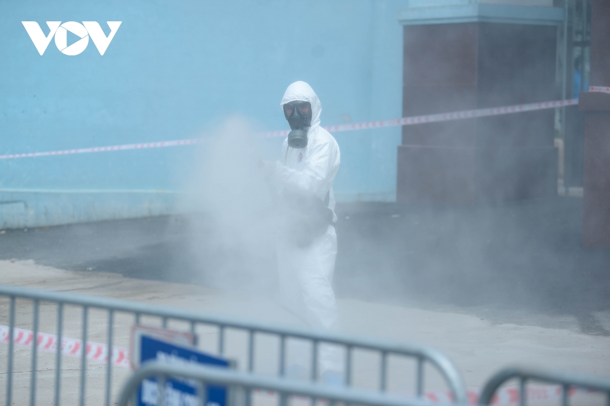 military forces spray disinfectant at k hospital s tan trieu medical facility picture 20