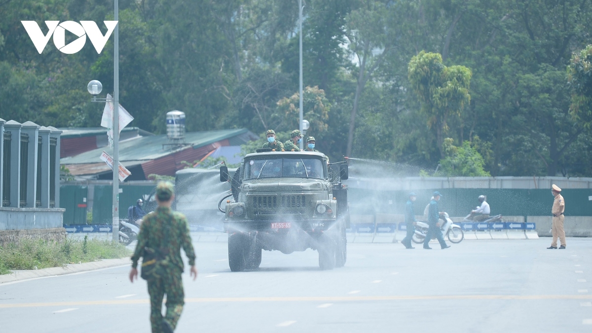 military forces spray disinfectant at k hospital s tan trieu medical facility picture 21