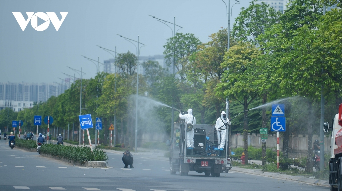 military forces spray disinfectant at k hospital s tan trieu medical facility picture 22