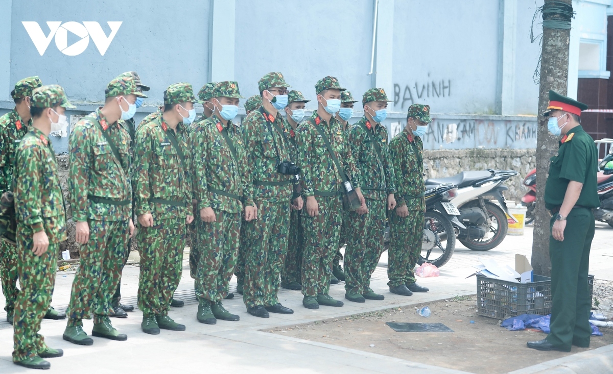 military forces spray disinfectant at k hospital s tan trieu medical facility picture 4