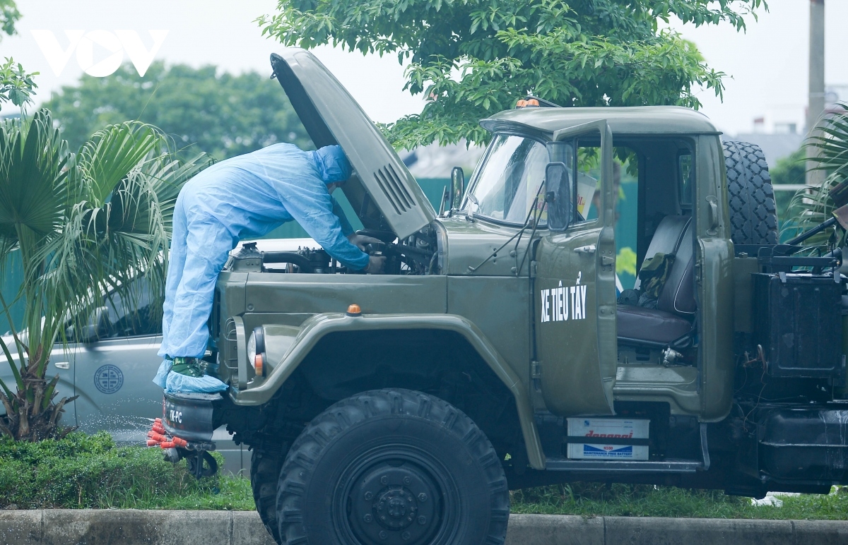 military forces spray disinfectant at k hospital s tan trieu medical facility picture 6