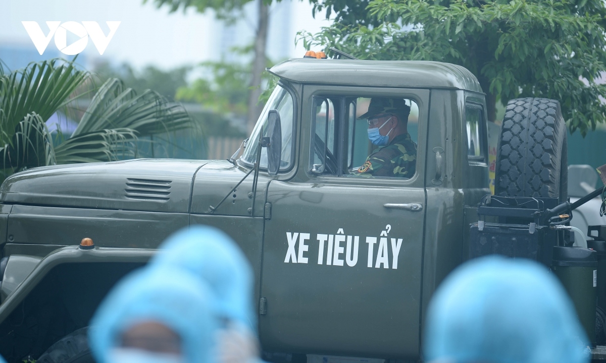 military forces spray disinfectant at k hospital s tan trieu medical facility picture 7