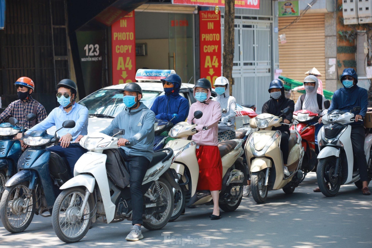 residents of hanoi battle to cope with prolonged heat wave picture 1